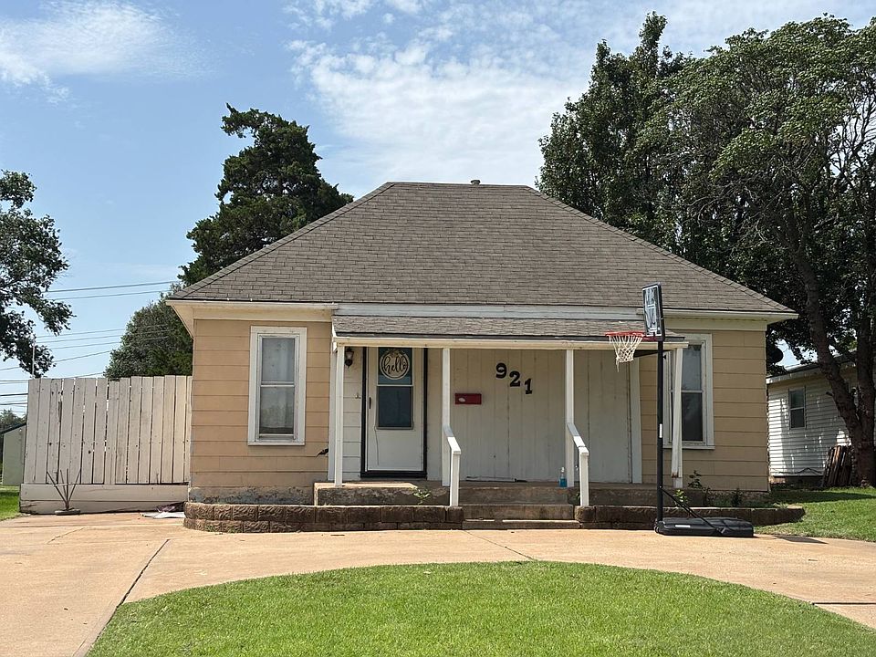 1st image of 921 Maple St