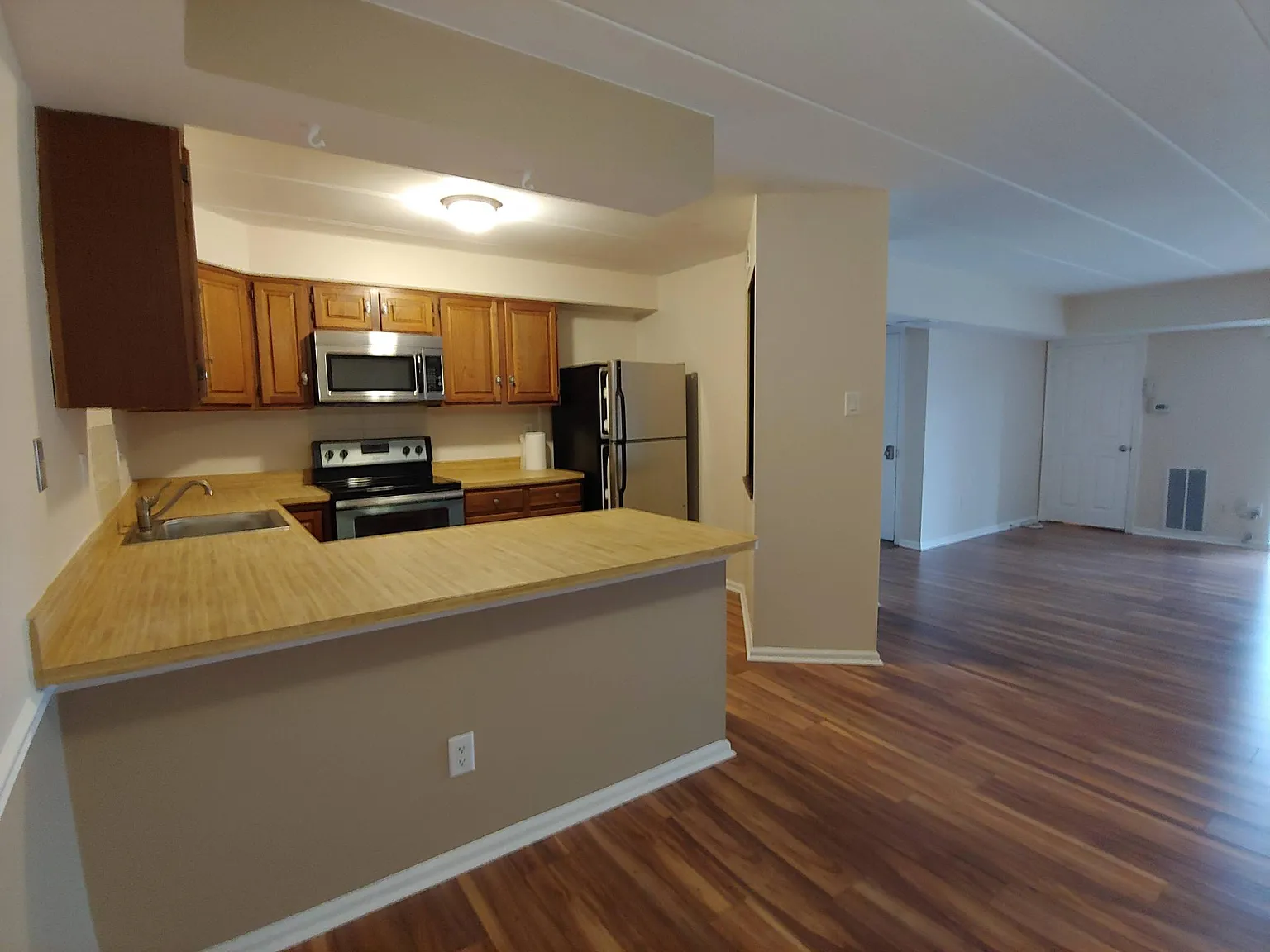 1 bed, 920 sqft, $1,800 — Photo 2
