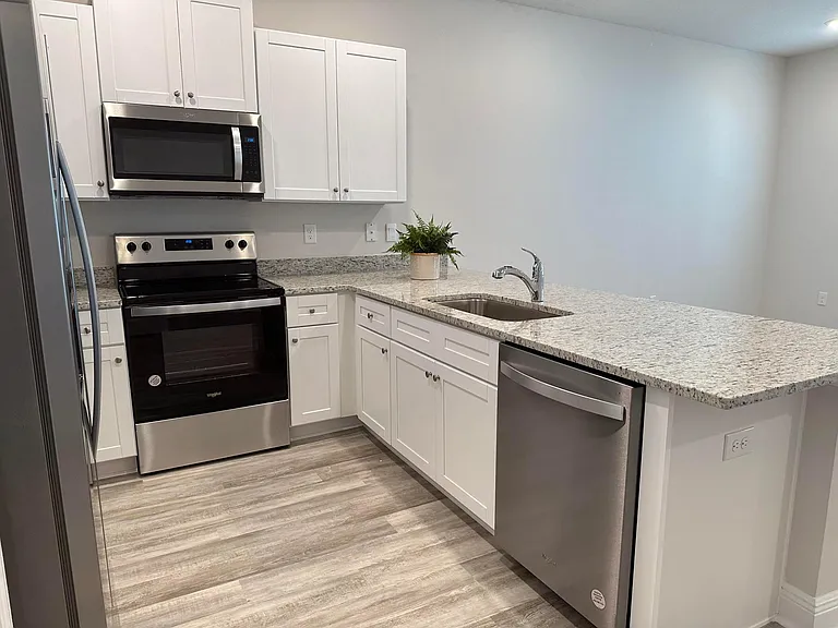 1025 McLaren Cir — Photo 5