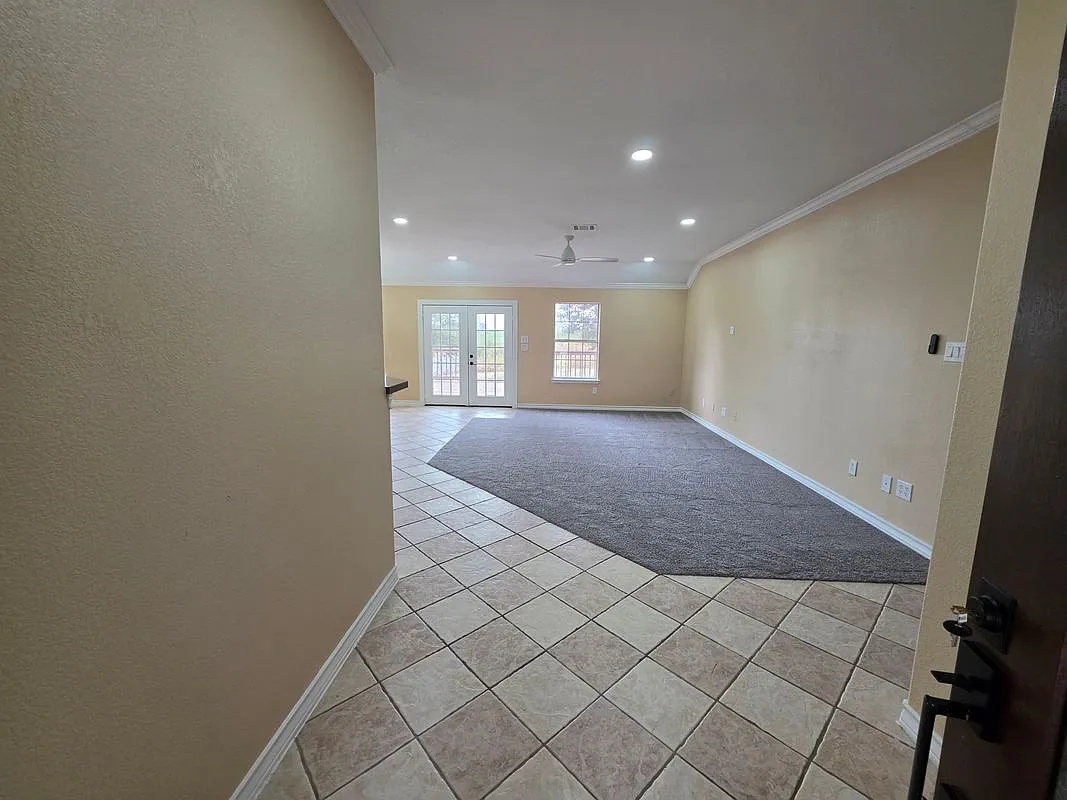 3 bed, 2.0 bath, 2365 sqft, $2,500 — Photo 3