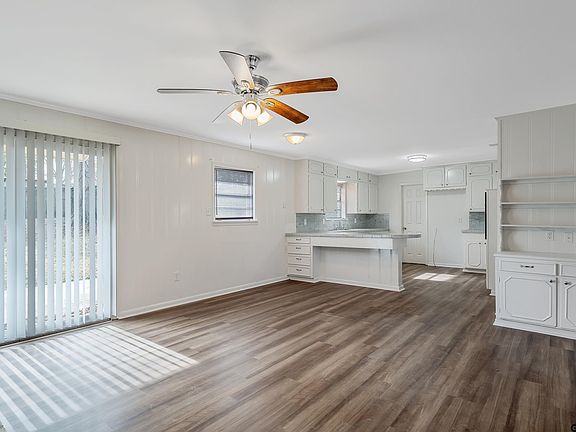 3rd image of 7576 Brookhollow Dr