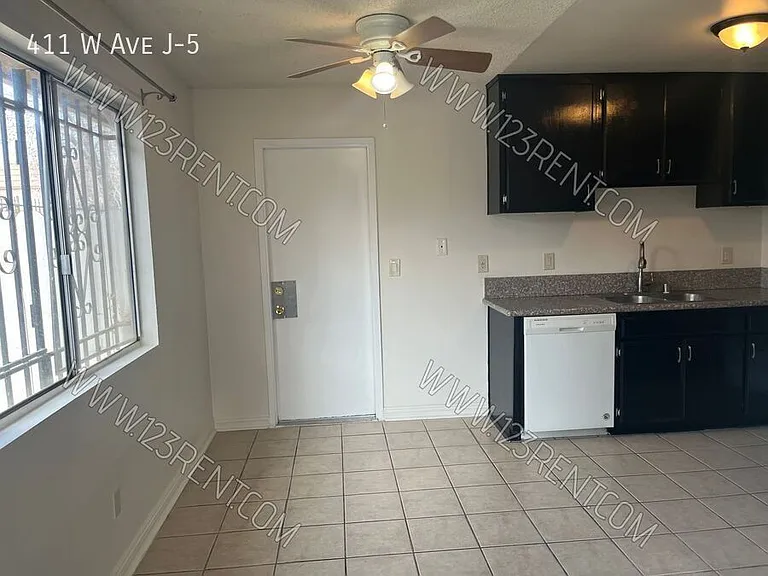 411 W Avenue J #5 — Photo 5