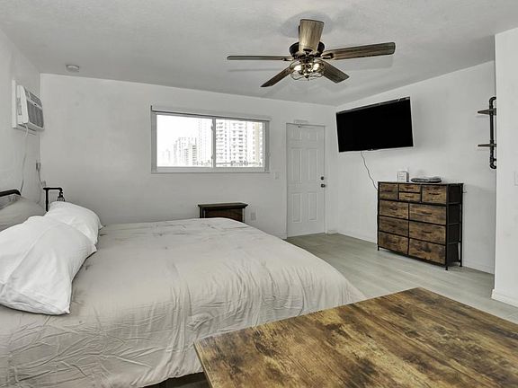 3rd image of 3064 S Atlantic Ave Room 12