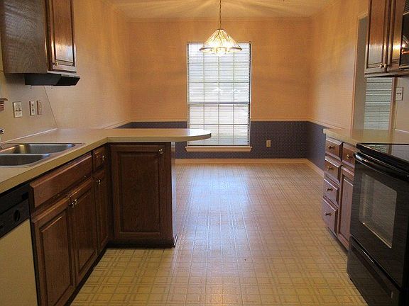 5th image of 2418 Lavender Ln