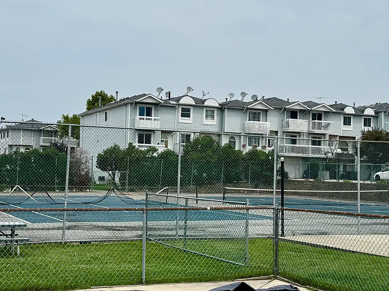 49 Country Dr W — Photo 40