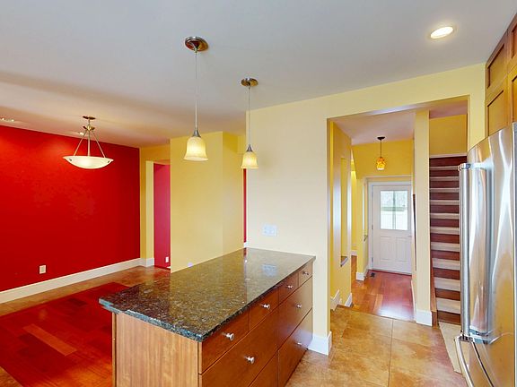 4th image of 502 Silvercreek Close NW