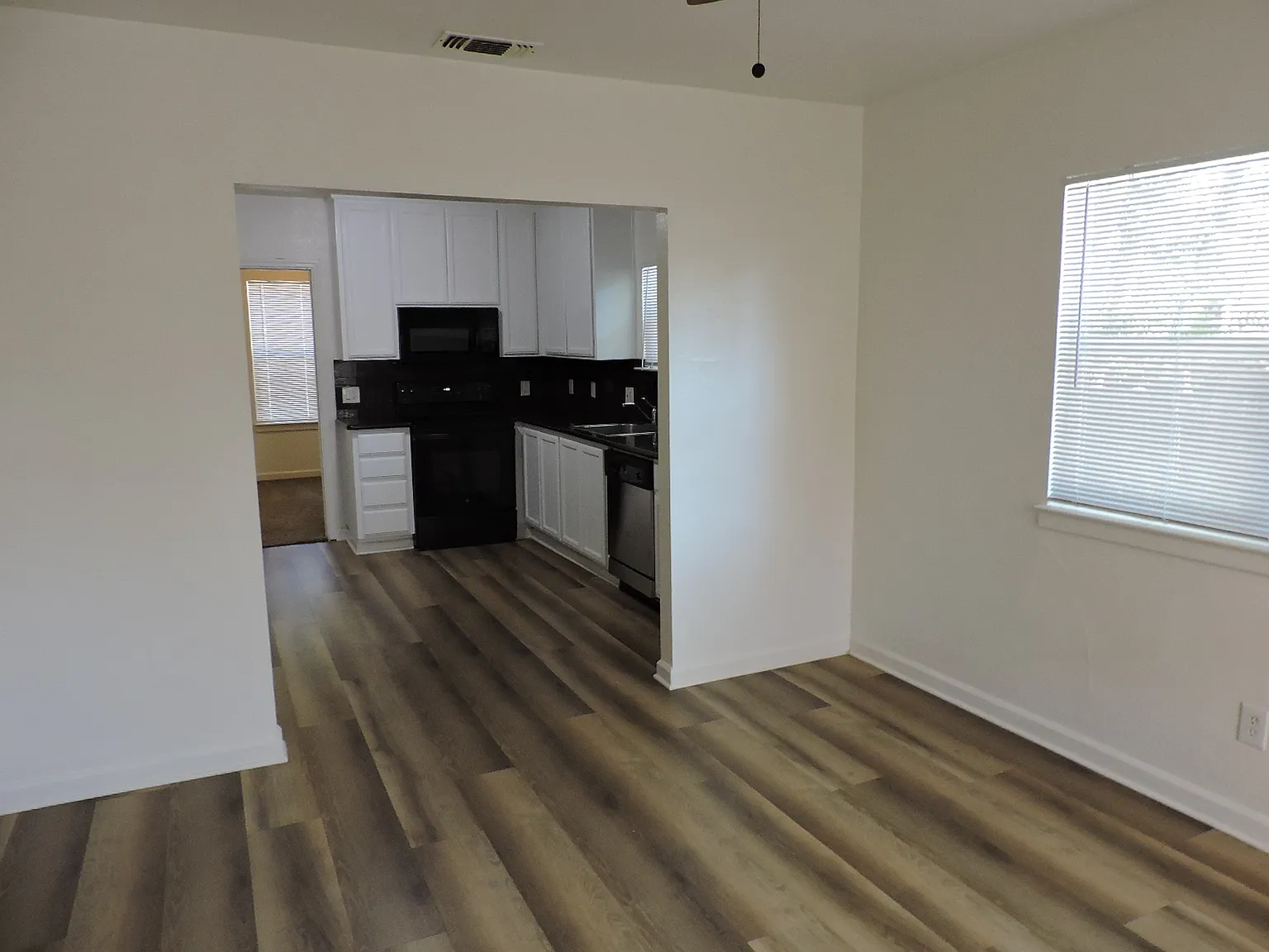 3 bed, 924 sqft, $2,595 — Photo 4