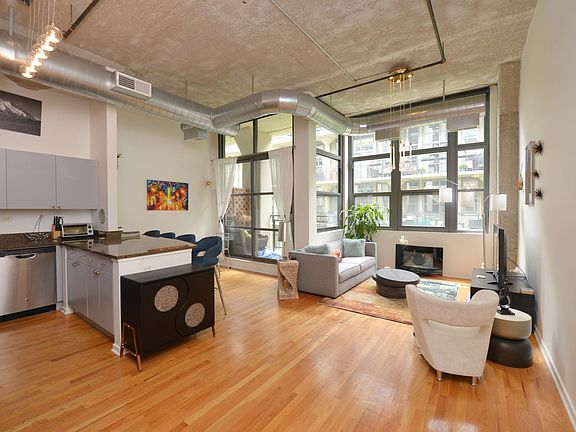 4th image of 900 N Kingsbury St APT 867