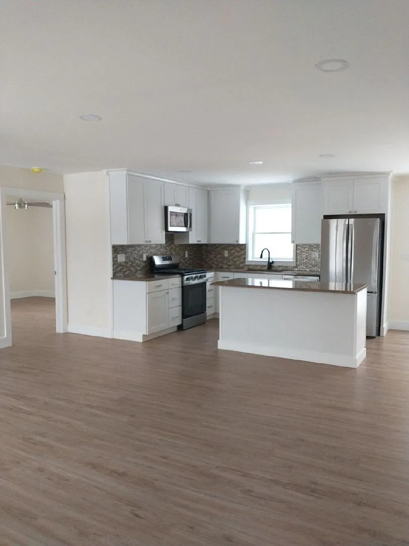 Spacious 2 BR 2 BA House with Walkout Basement - Close to Fisherman's Island State Park — Photo 1
