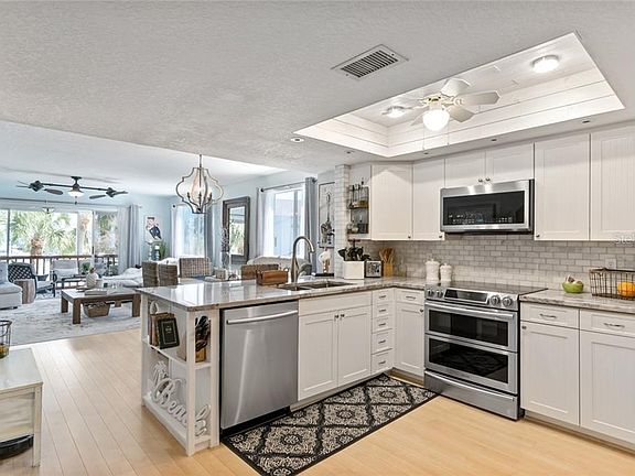4th image of 915 Harbour House Dr