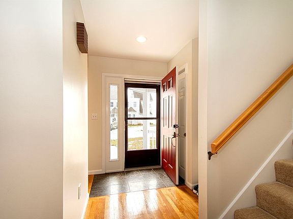 3rd image of 32 Commodore Ct