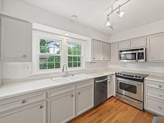 3rd image of 10811 W 96th Pl