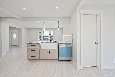 2944 Lake Ave — Photo 4