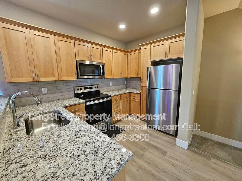 3 bed, 2.5 bath, 1425 sqft, $2,495 — Photo 4