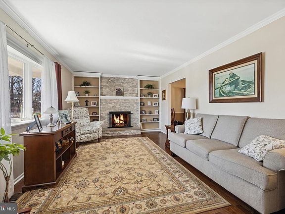 2nd image of 305 Sussex Blvd