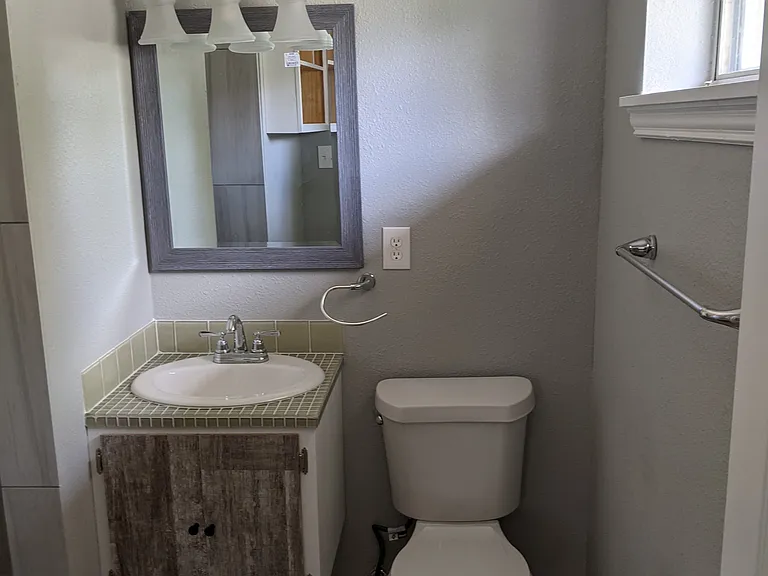 1806 Fowler St — Photo 8