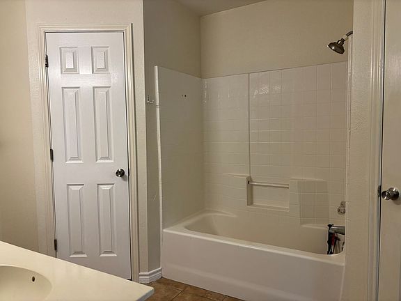 3rd image of 3802 Notre Dame Cir