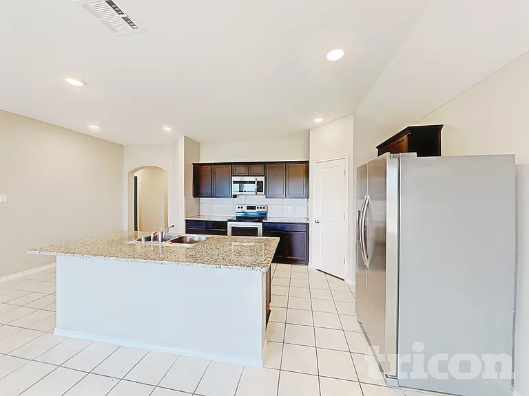 916 Roland Dr — Photo 5