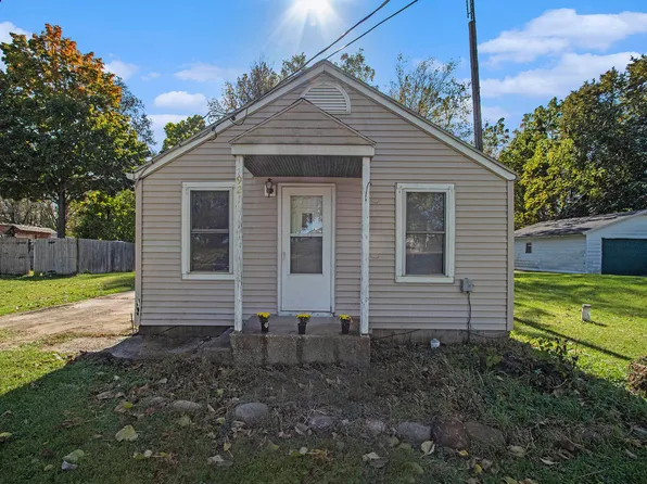 921 Terre Coupe St, Buchanan, MI 49107