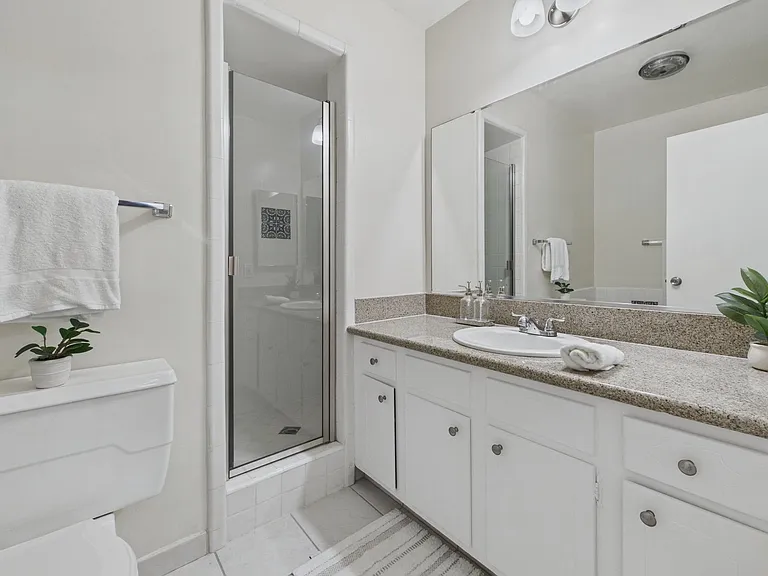 115 Doheny Apartments — Photo 39