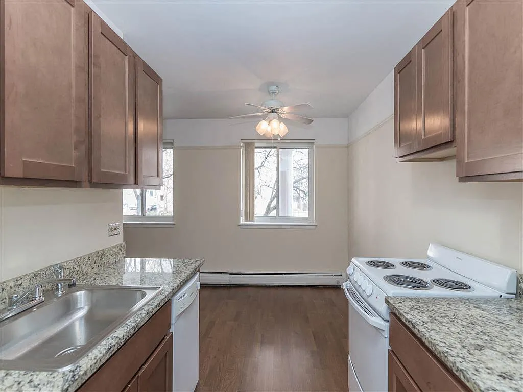 Winthrop Place — Photo 2