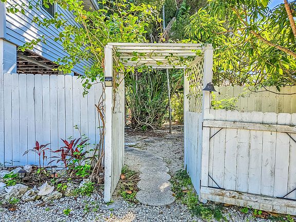 4th image of 17396 Jamaica Ln