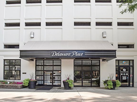 4th image of 33 W Delaware Pl APT 13A