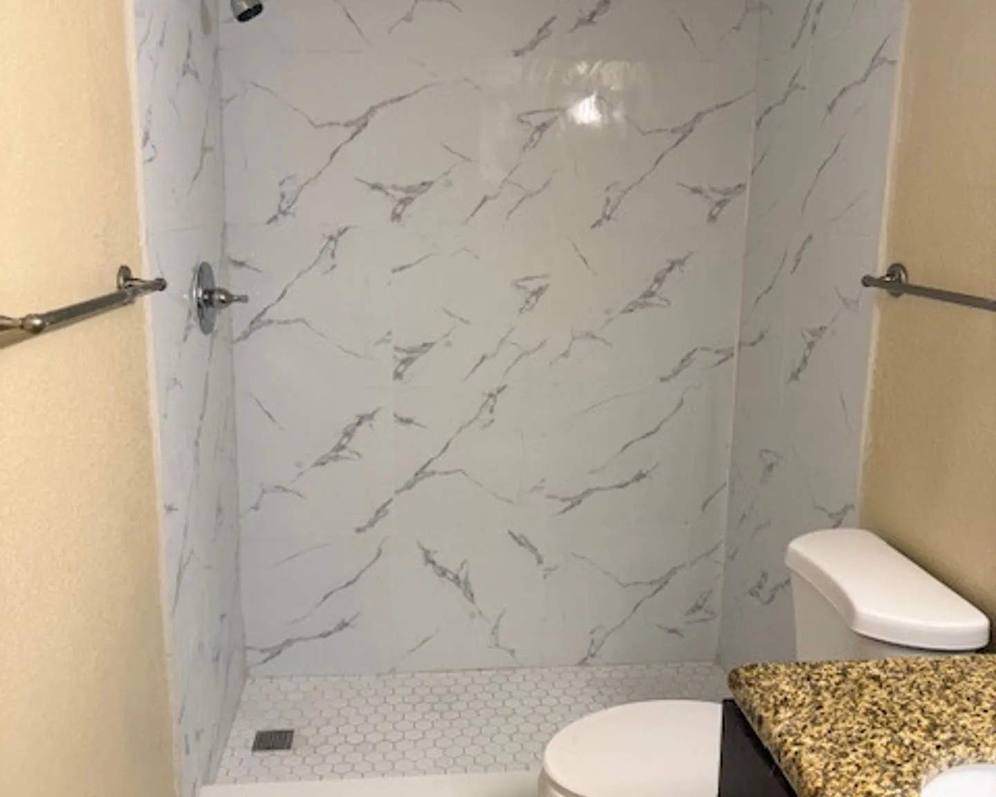 Beautiful large ground floor one bedroom condominium — Photo 1