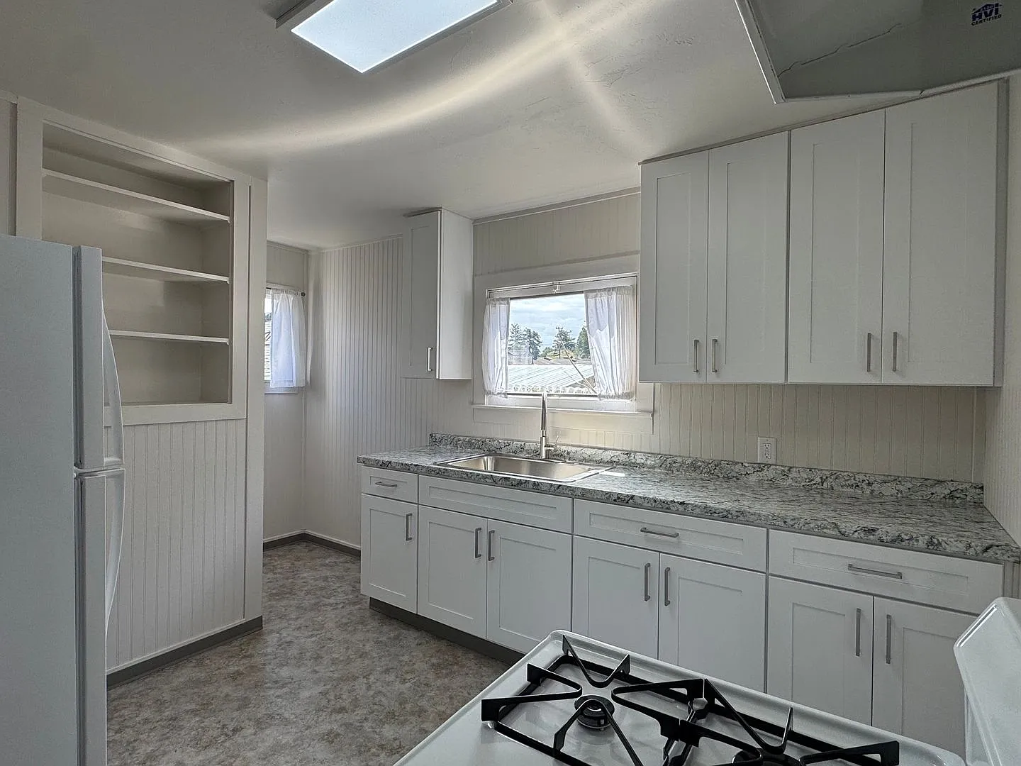 3954 T ST — Photo 2