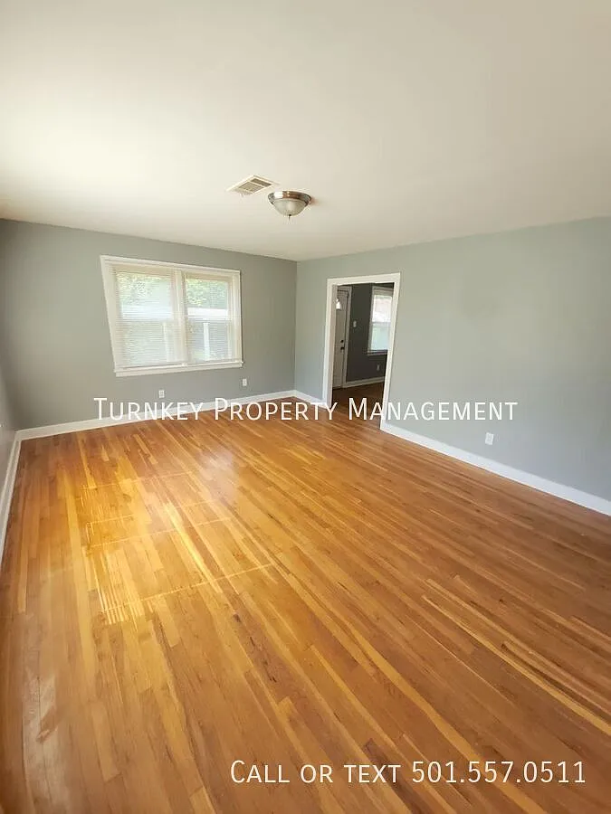 1720 Pinewood Dr — Photo 3