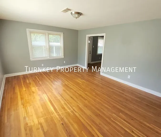 1720 Pinewood Dr — Photo 3