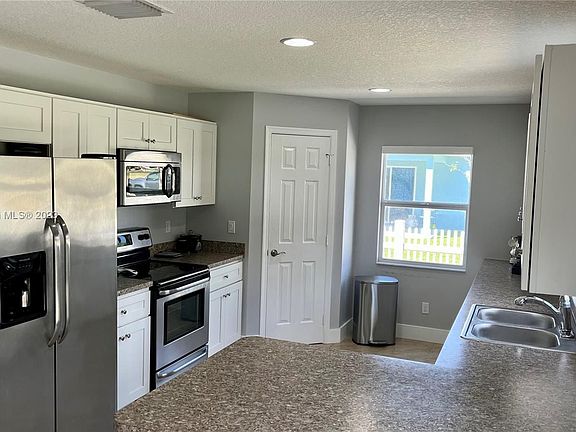 2nd image of 14282 SW Sandy Oaks Loop