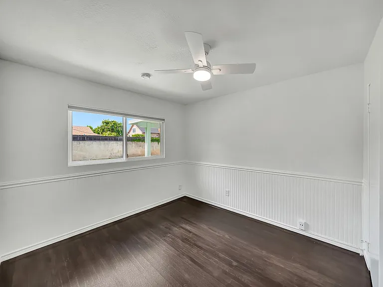 23008 Hamlin St — Photo 28