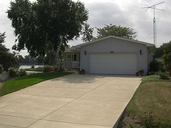 3rd image of 136 E Princess Dr
