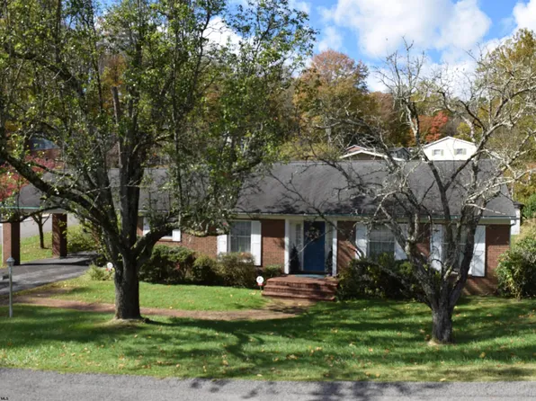 913 Henry Dr, Fairmont, WV 26554