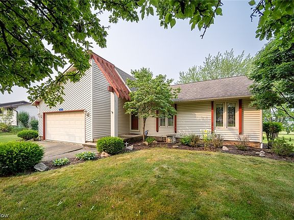 3rd image of 3812 Oakridge Dr NE
