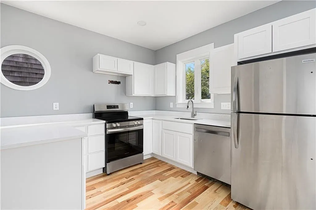 3 bed, 1.0 bath, 900 sqft, $3,300 — Photo 1