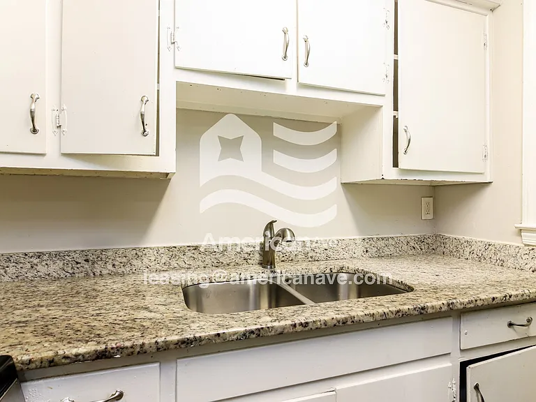 558371_007_kitchen_7.jpg