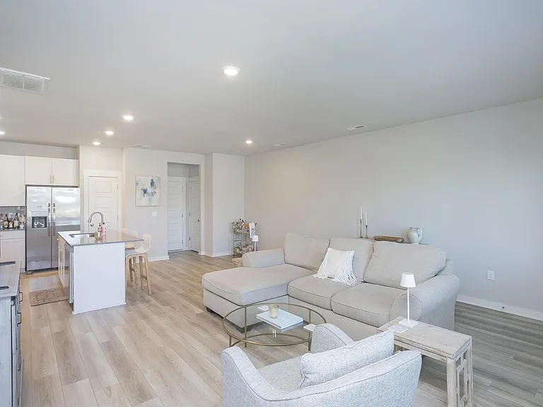 517 Swanholme Dr — Photo 11