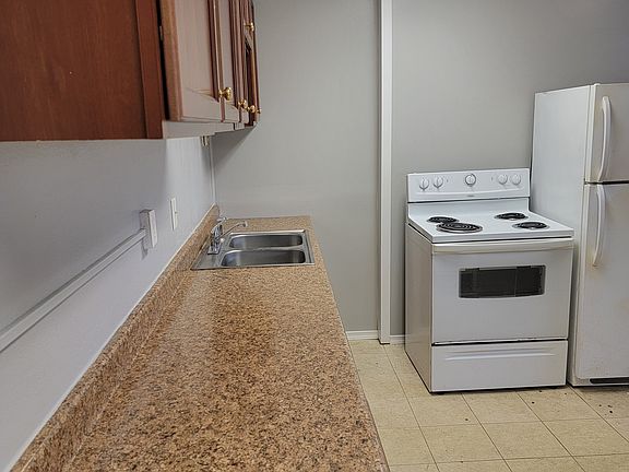 Full kitchen with full-size appliances and plenty of oak cabinets!