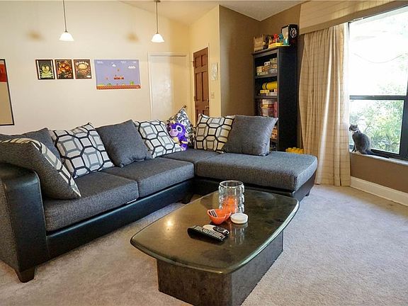 4th image of 579 Holbrook Cir