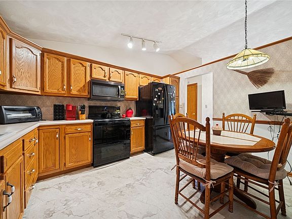 2nd image of 100 Rose Ct S