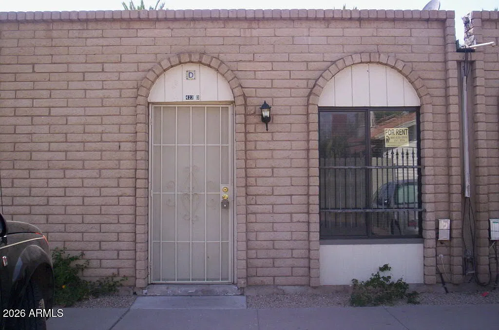 2 bed, 1.0 bath, 2912 sqft, $1,100 — Photo 1