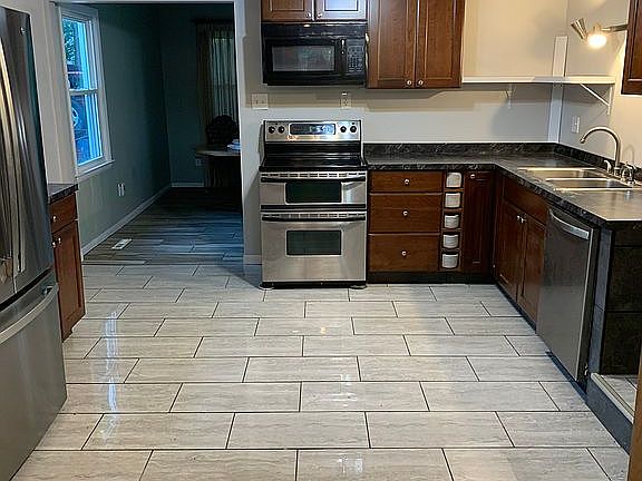 3rd image of 1951 Fairview Ct