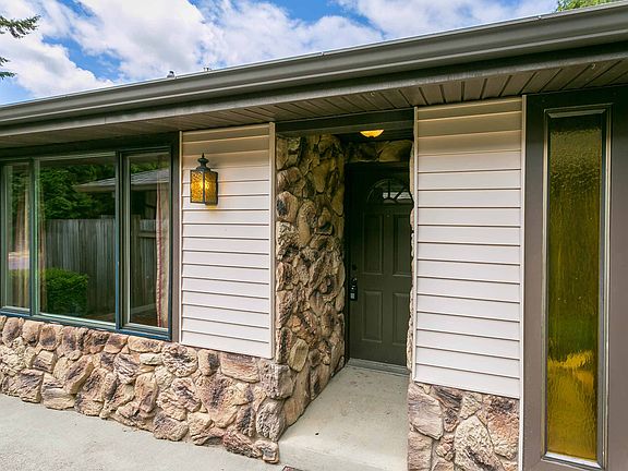 3rd image of 298 NE Hyde Cir