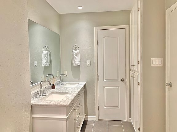 2nd image of 1829 Augusta Dr APT 27