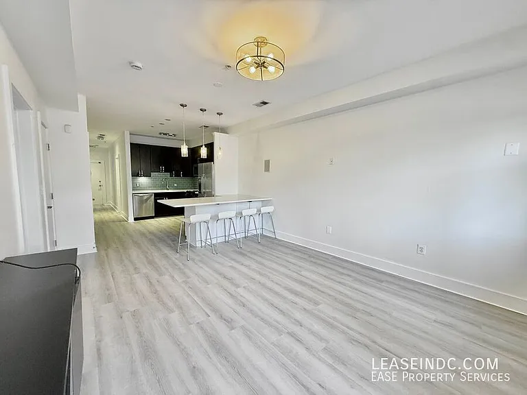 245 15th St SE #101 — Photo 10