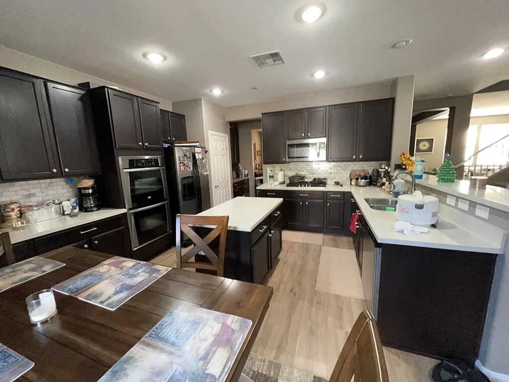 3 bed, 2.5 bath, 2306 sqft, $2,450 — Photo 3