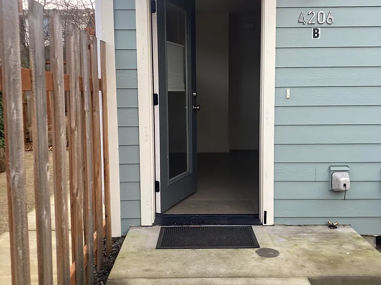 4206 NE Cleveland Ave #B — Photo 2
