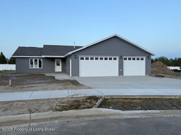 3204 Lyons Ave, Dickinson, ND 58601